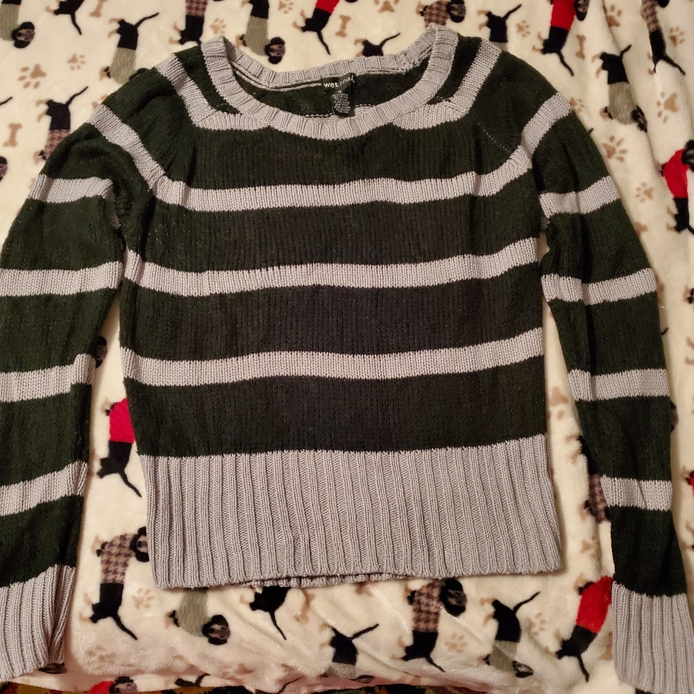 Wet seal black n gray sweater XL like new